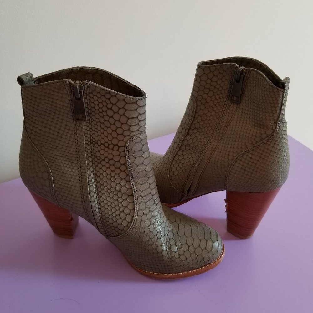 Joie light green booties